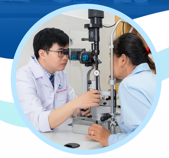 Bác sĩ Khoa Mắt đang khám bằng sinh hiển vi – BV Thống Nhất